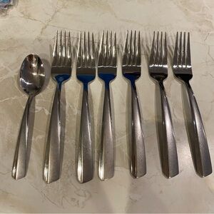 Oneida Unknown Pattern Stainless
Flatware 7 pieces Forks Spoon